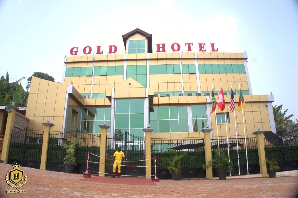 una persona parada frente a un hotel en Gold hotel, en Bafang