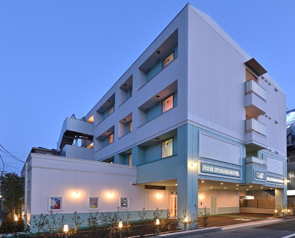 浦安市にあるフォーストーリーズホテル舞浜　東京ベイの青色の白い大きな建物