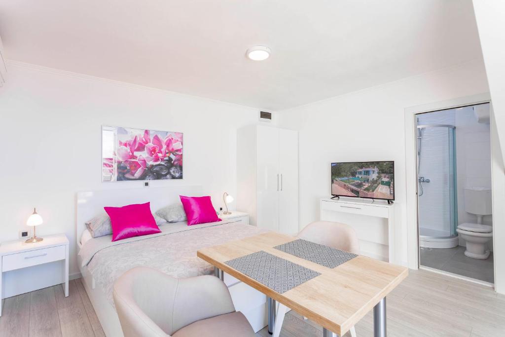 Villa King Apartments - 1