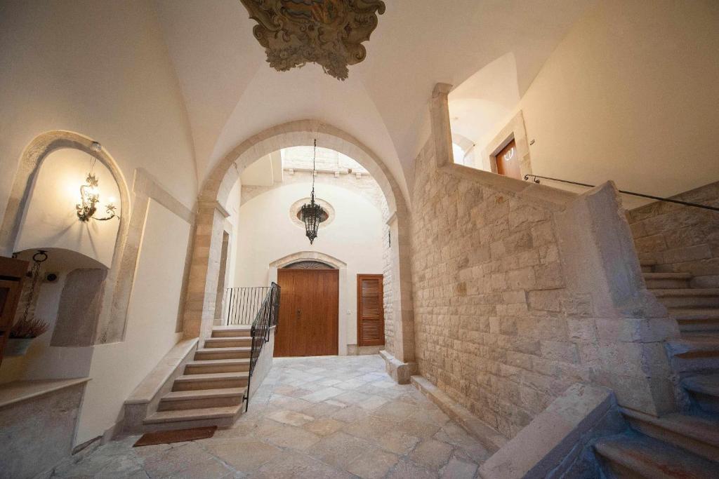 un corridoio di un edificio con scale e porta di Antica Dimora Luxury Rooms a Barletta