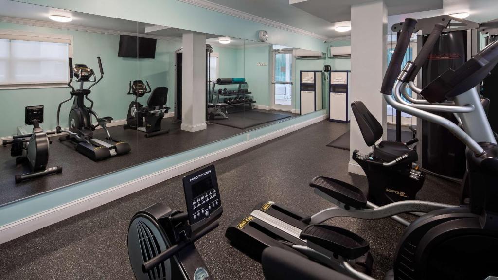 Fitness centrum a/nebo fitness zařízení v ubytování Best Western Plus Oceanside Inn