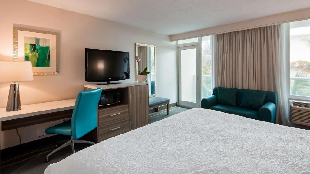Postel nebo postele na pokoji v ubytování Best Western Plus Oceanside Inn