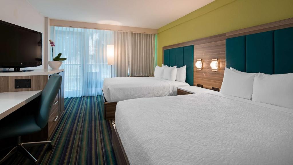 Postel nebo postele na pokoji v ubytování Best Western Plus Oceanside Inn