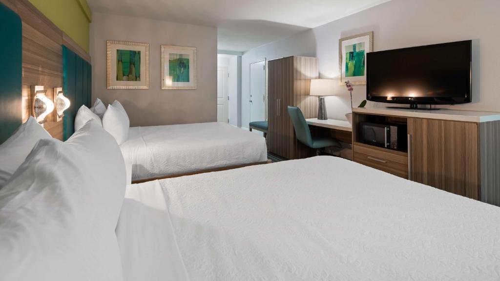Postel nebo postele na pokoji v ubytování Best Western Plus Oceanside Inn