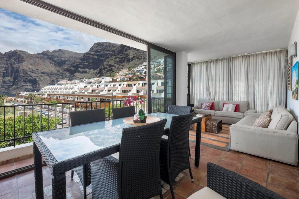 a living room with a table and chairs at Casa Tatiana in Acantilado de los Gigantes
