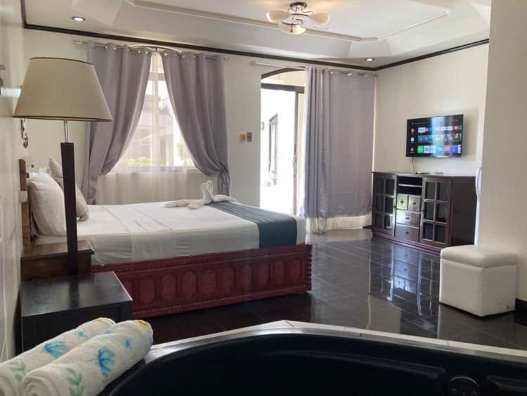 Postel nebo postele na pokoji v ubytování Ettamogah Hotel Inc.