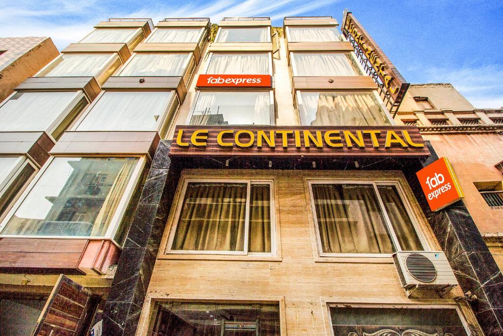 um edifício com uma placa na frente dele em FabExpress Le Continental em Nova Deli