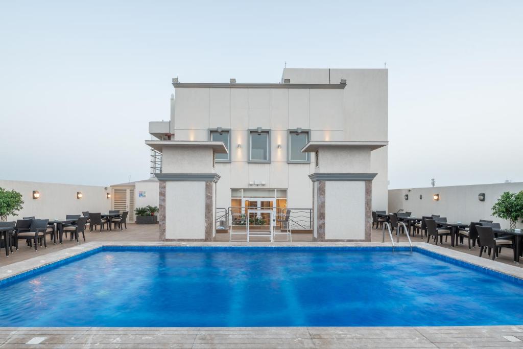 Bazén v ubytování Landmark Hotel & Suites فندق وأجنحة لاندمارك nebo v jeho okolí