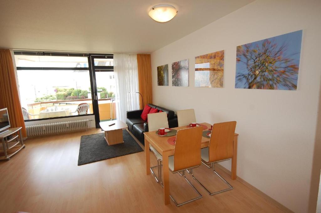 sala de estar con mesa y sofá en Berliner-Hof-HOF-203, en Scharbeutz