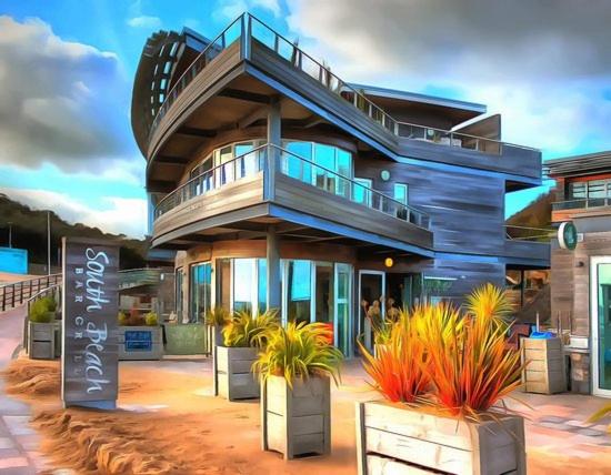 Eight Water's Edge في تينبي: منزل كبير مع شرفة وبعض النباتات