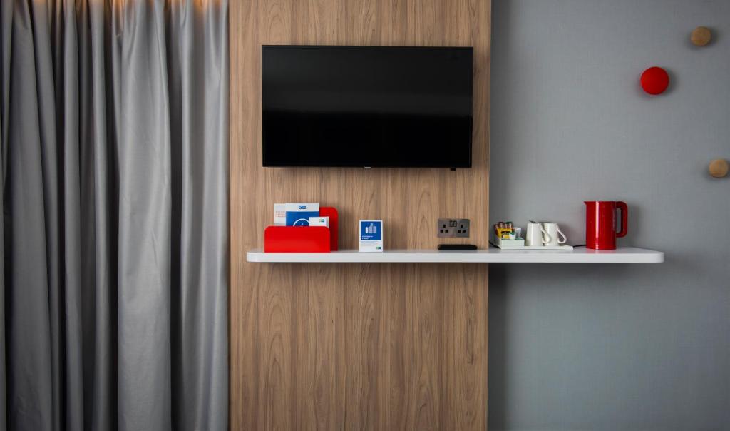 TV a/nebo společenská místnost v ubytování Holiday Inn Express Edinburgh City West by IHG