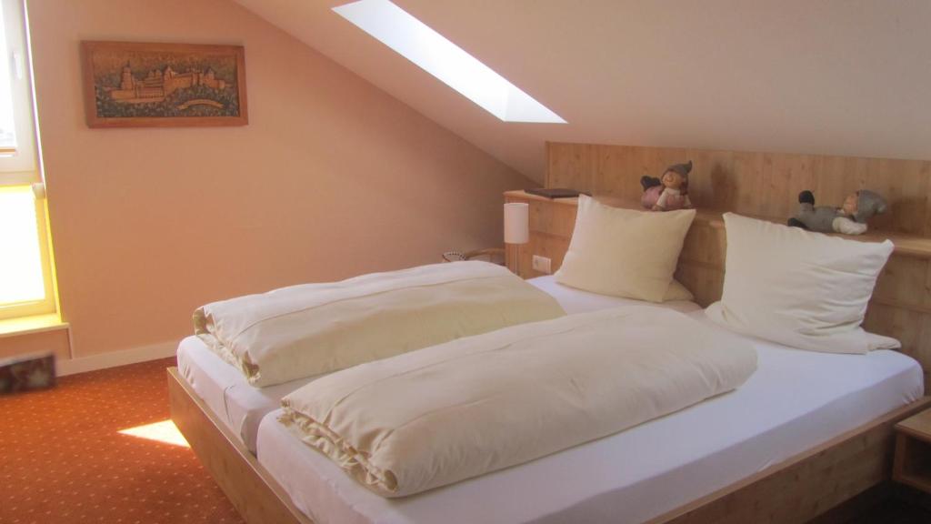 Postel nebo postele na pokoji v ubytování Weinhaus Paradies