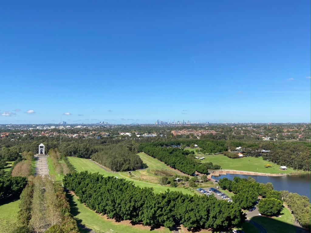 una vista aérea de un parque con un río y árboles en Park-City view in Sydney Olympic Park, en Sídney