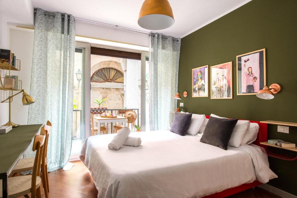 Un dormitorio con una cama grande y una ventana en Cassaro261 B&B en Palermo