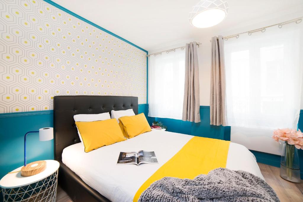 - une chambre avec un lit jaune et bleu dans l'établissement MIRROR HOUSE - 130M2 - 3BR / 3BA Aircon Paris 2, à Paris
