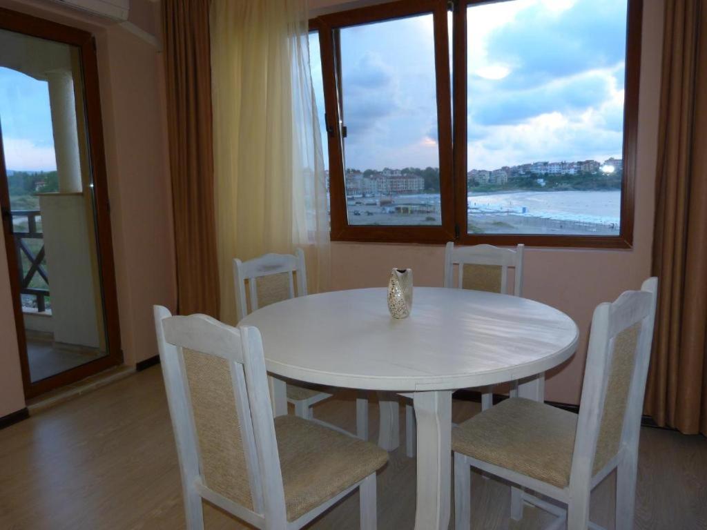 Výhled na řeku, která protéká v blízkosti hotelu