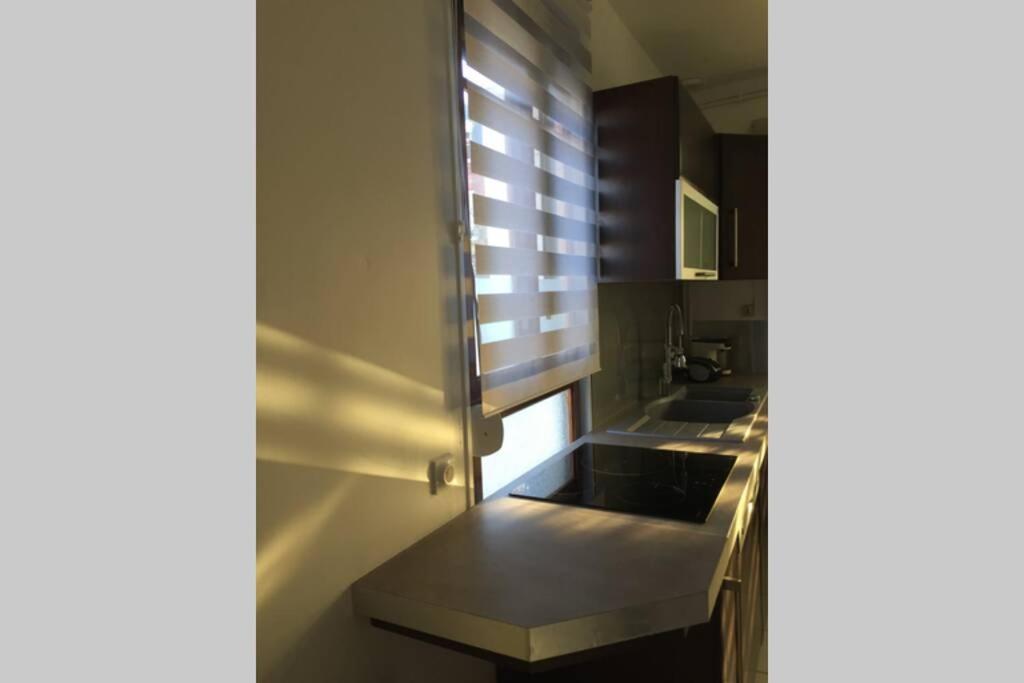 une cuisine avec deux lavabos et une fenêtre dans l'établissement LE FORT DU TREPORT, au Tréport