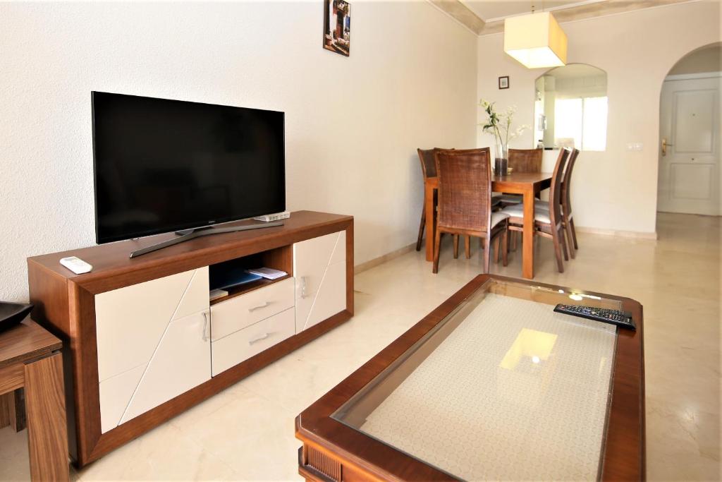 TV a/nebo společenská místnost v ubytování Estepona Port Apartment OLIVIAN