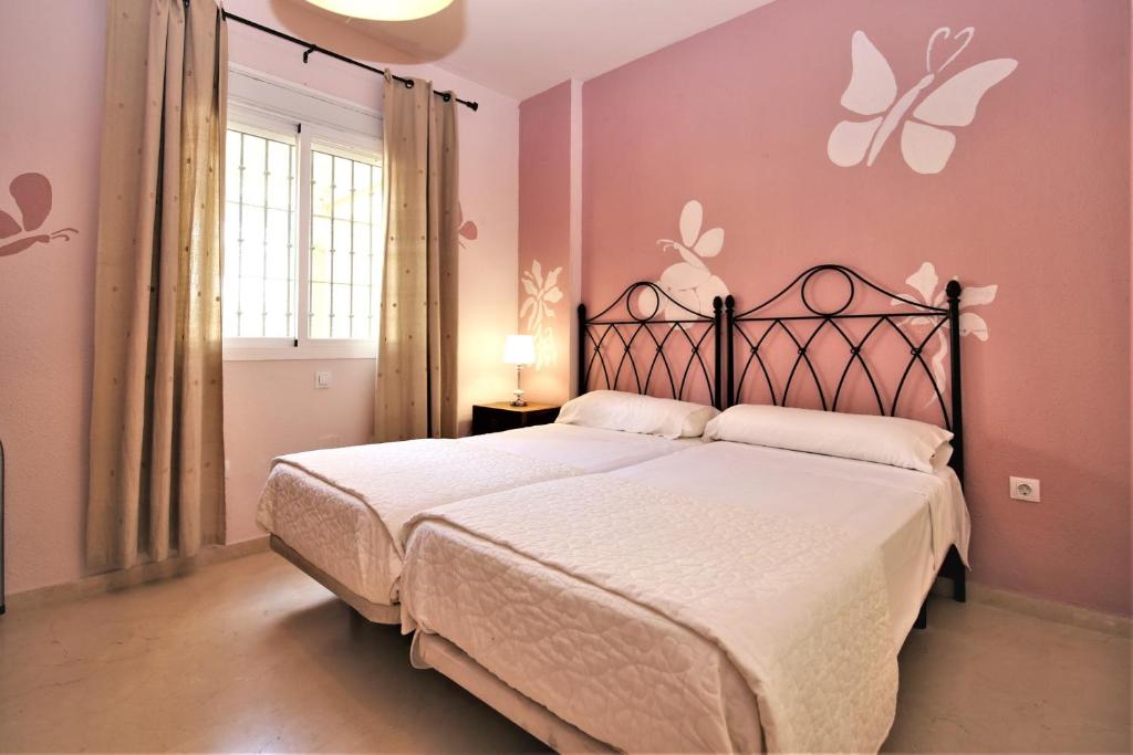 Postel nebo postele na pokoji v ubytování Estepona Port Apartment OLIVIAN