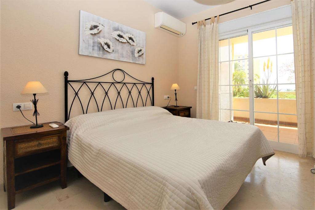 Postel nebo postele na pokoji v ubytování Estepona Port Apartment OLIVIAN