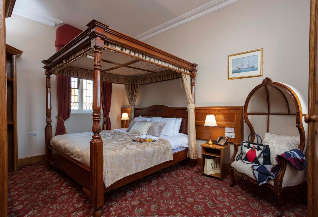 A bed or beds in a room at Scholars Townhouse Hotel