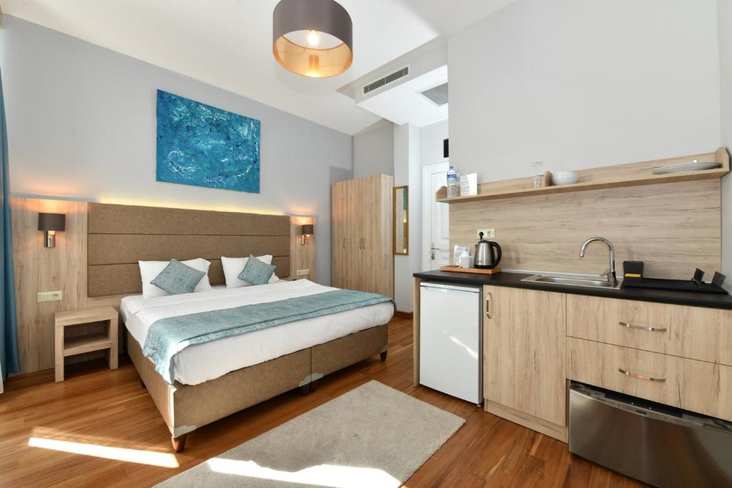 een slaapkamer met een bed en een wastafel bij Andi Hotel in Istanbul