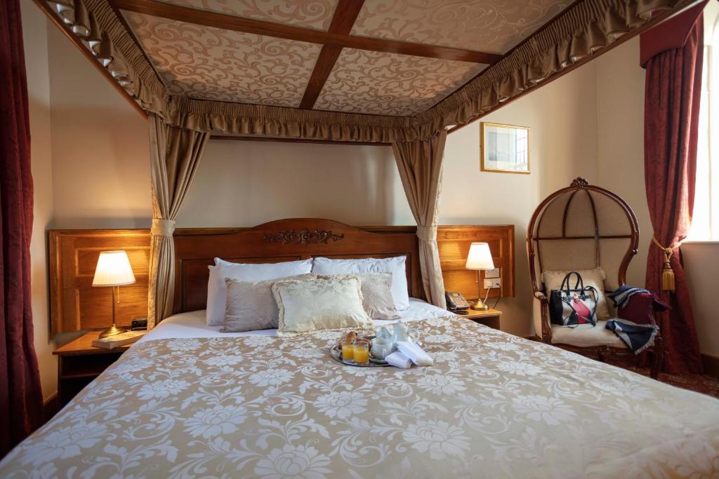 Postel nebo postele na pokoji v ubytování Scholars Townhouse Hotel