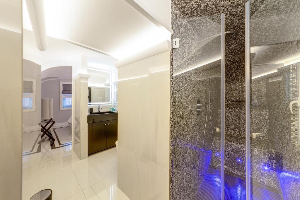 W łazience znajduje się prysznic ze szklaną ścianą. w obiekcie S&T LUXURY HOUSE in PLEBISCITO SQUARE w mieście Neapol