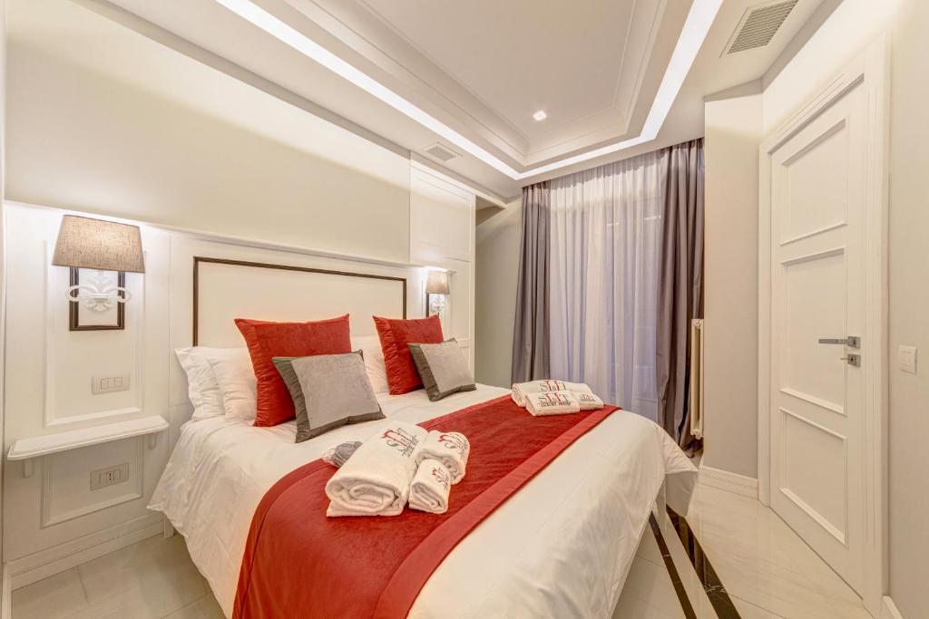 sypialnia z dużym łóżkiem z ręcznikami w obiekcie S&T LUXURY HOUSE in PLEBISCITO SQUARE w mieście Neapol