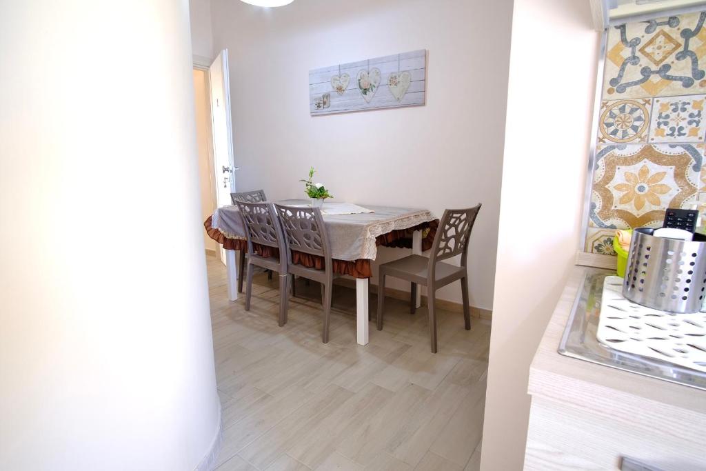 a dining room with a table and chairs at La rosa dei venti, apartment 2 in Porto Empedocle