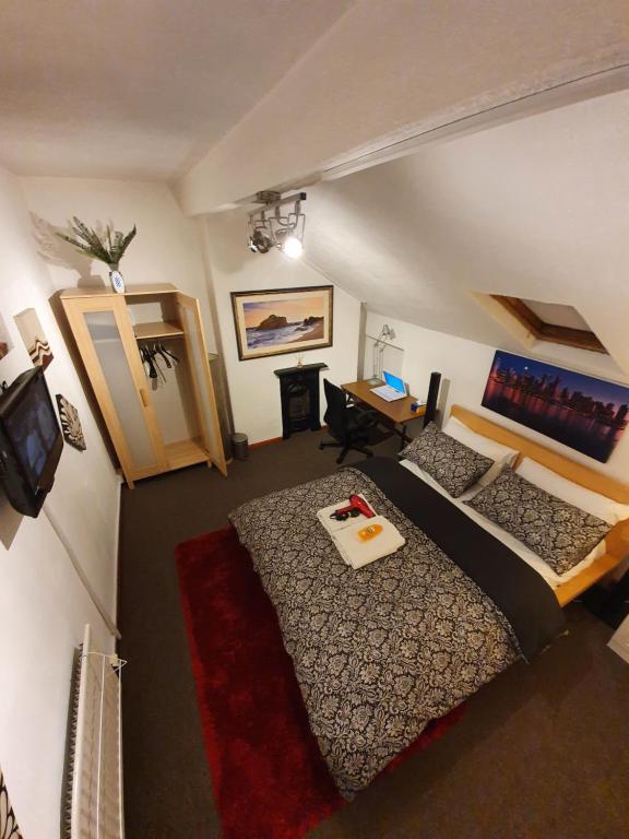 ** Deluxe Double room perfect for leisure & work**