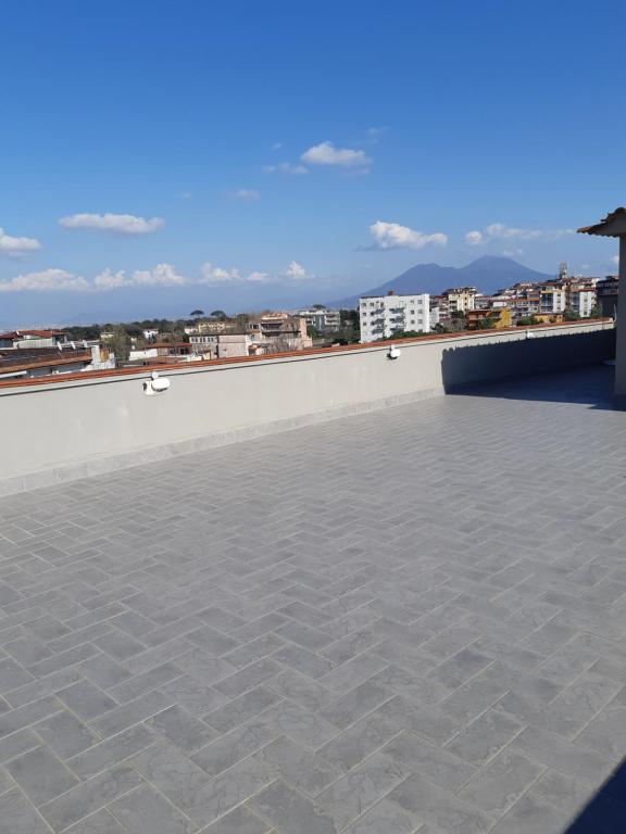 techo de baldosa con vistas a la ciudad en Il rifugio degli artisti en Nápoles