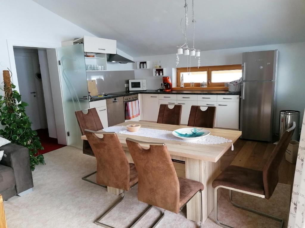 uma cozinha com uma mesa e cadeiras numa cozinha em Alpenapartment Abtenau 2 - 6 Personen em Abtenau