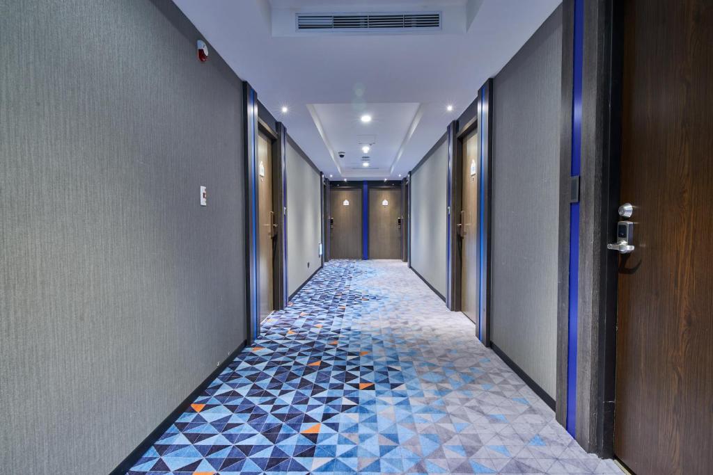 Postel nebo postele na pokoji v ubytování Holiday Inn Express Kaohsiung Love River by IHG