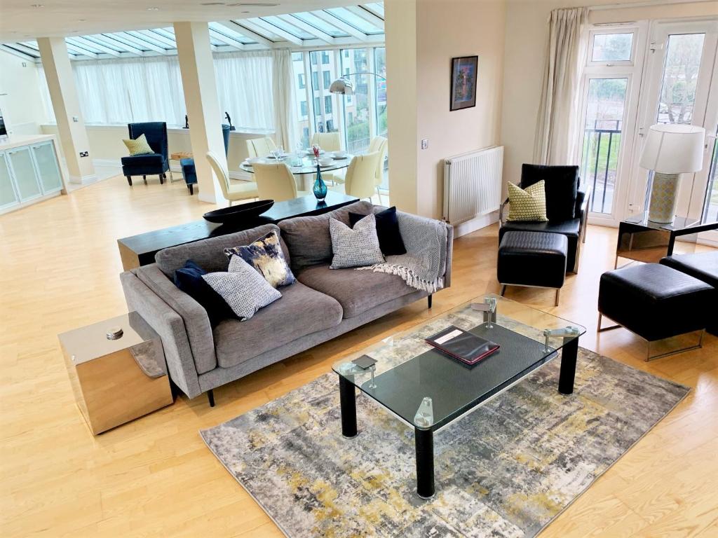 uma sala de estar com um sofá e uma mesa em Spacious Luxury Apartments in Windsor em Windsor