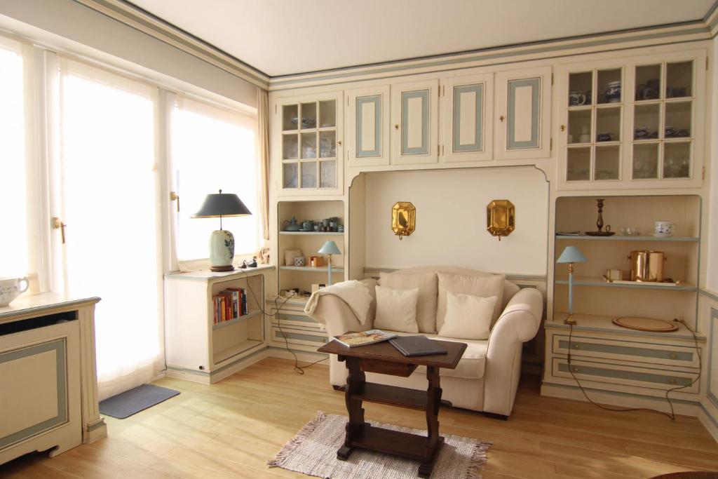 a living room with a couch and a table at Ferienwohnung Kleine Düne in Westerland (Sylt)