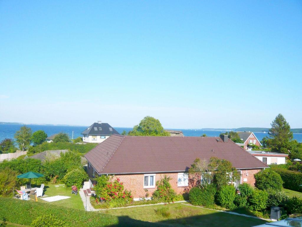an aerial view of a house with a roof at Ferienhaus Seeblick - gemütliche 60qm - 50m zum Naturstrand - mit Terrasse und großem Garten in Glücksburg