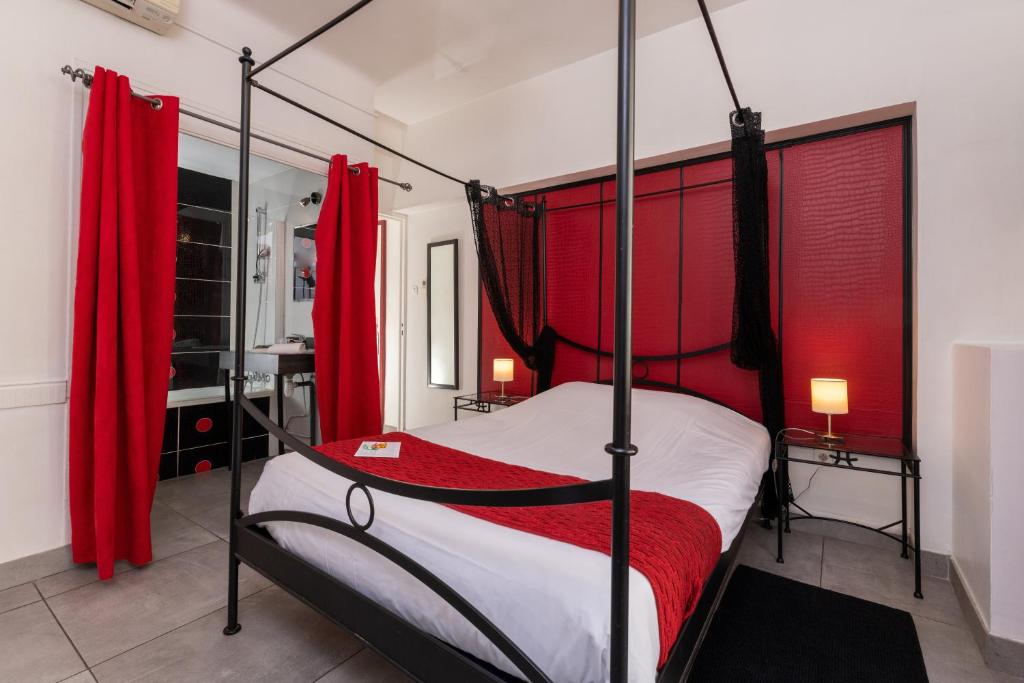 Postel nebo postele na pokoji v ubytování Celenya Hôtel