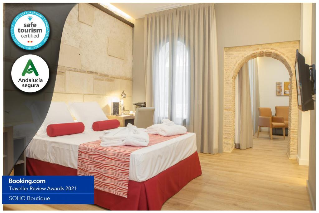 Una habitación de hotel con una cama con toallas. en Soho Boutique Capuchinos & Spa, en Córdoba