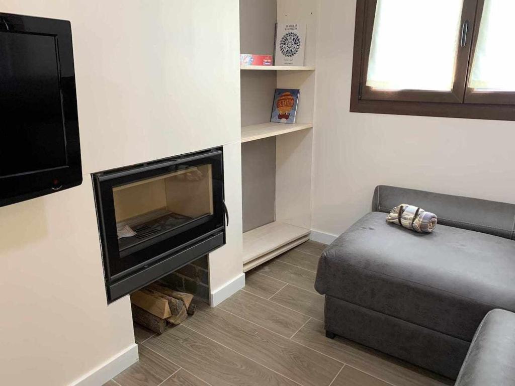 A television and/or entertainment centre at Casa Cotefablo Alojamiento Ara Gavin, Biescas