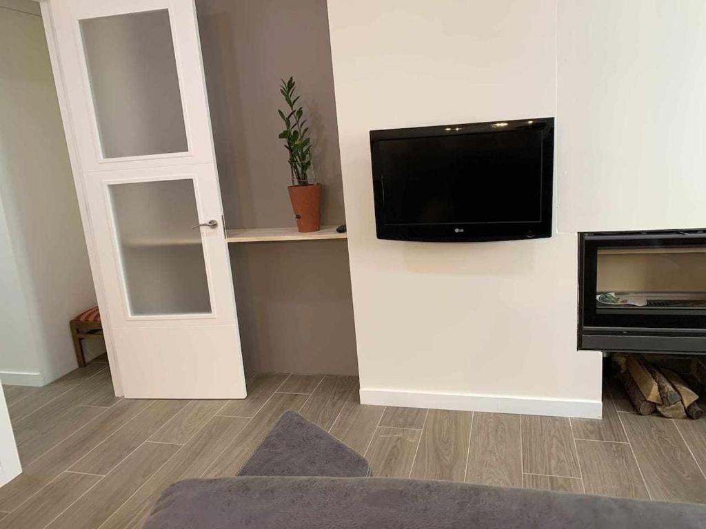 A television and/or entertainment centre at Casa Cotefablo Alojamiento Ara Gavin, Biescas