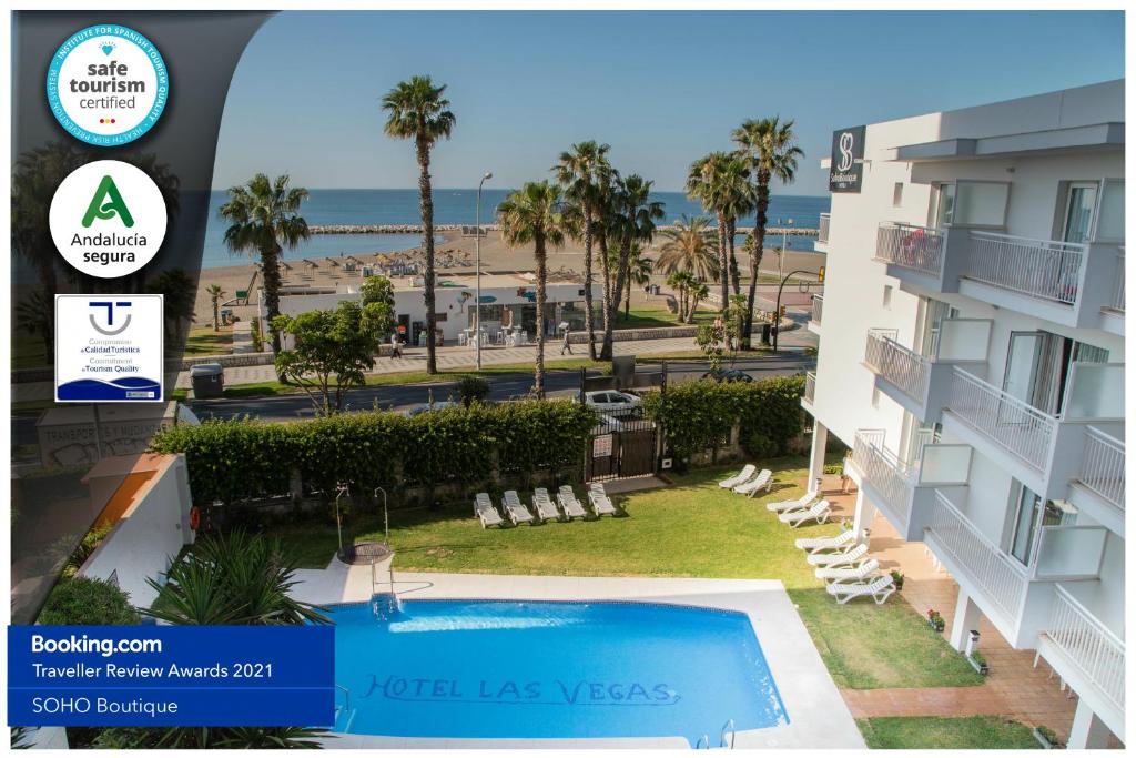 una vista sulla spiaggia dal balcone di un edificio di Soho Boutique Las Vegas a Málaga