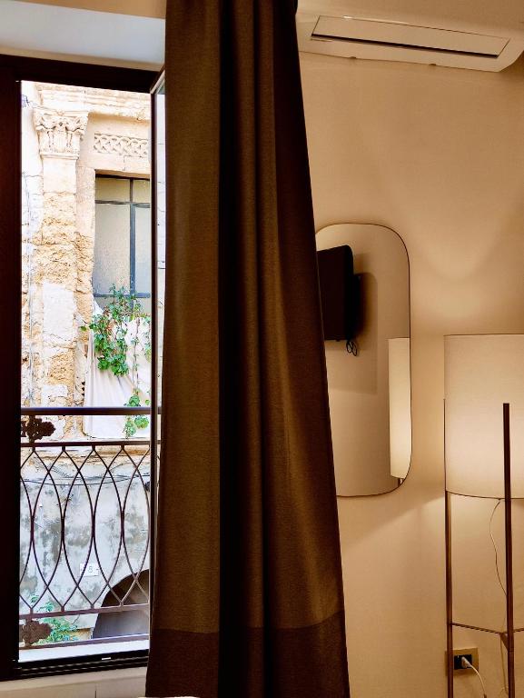 una camera con finestra e tenda di Il Meraviglioso Mondo di Amélie a Agrigento