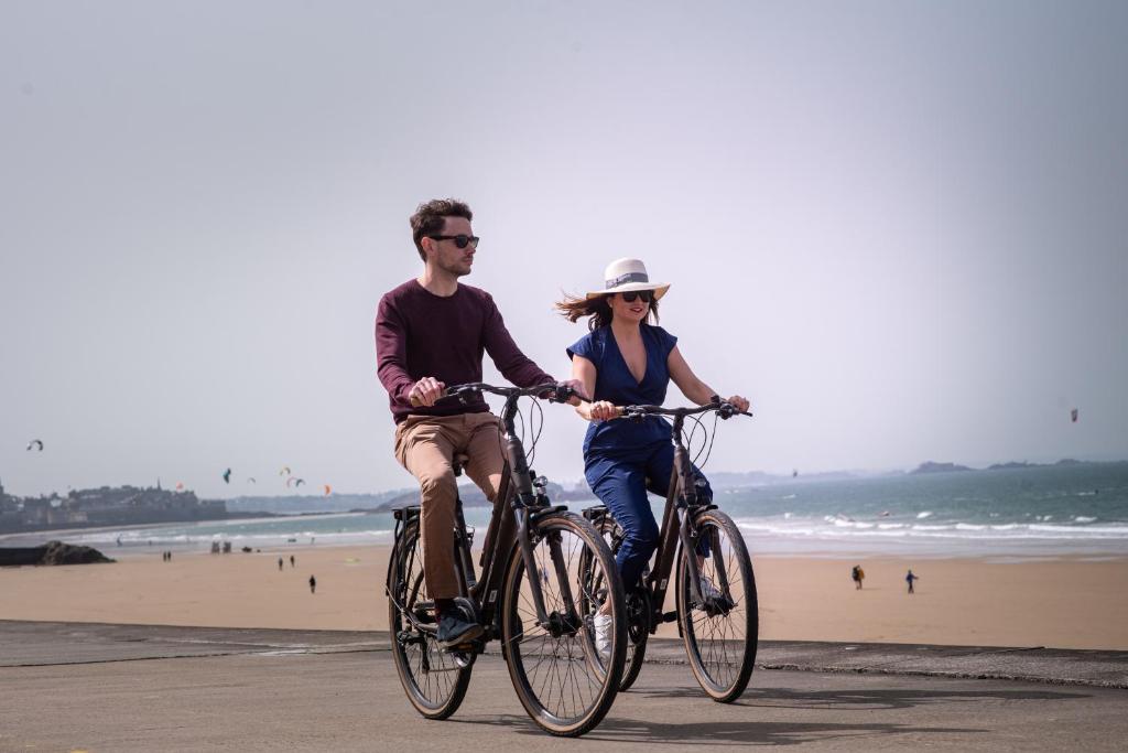 - un vélo sur la plage dans l'établissement Hôtel La Villefromoy, à Saint-Malo