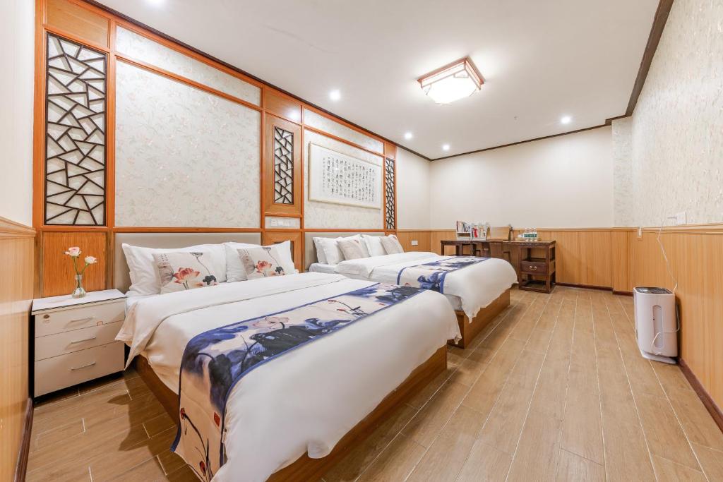 Postel nebo postele na pokoji v ubytování Suzhou Jade Snow Lodge