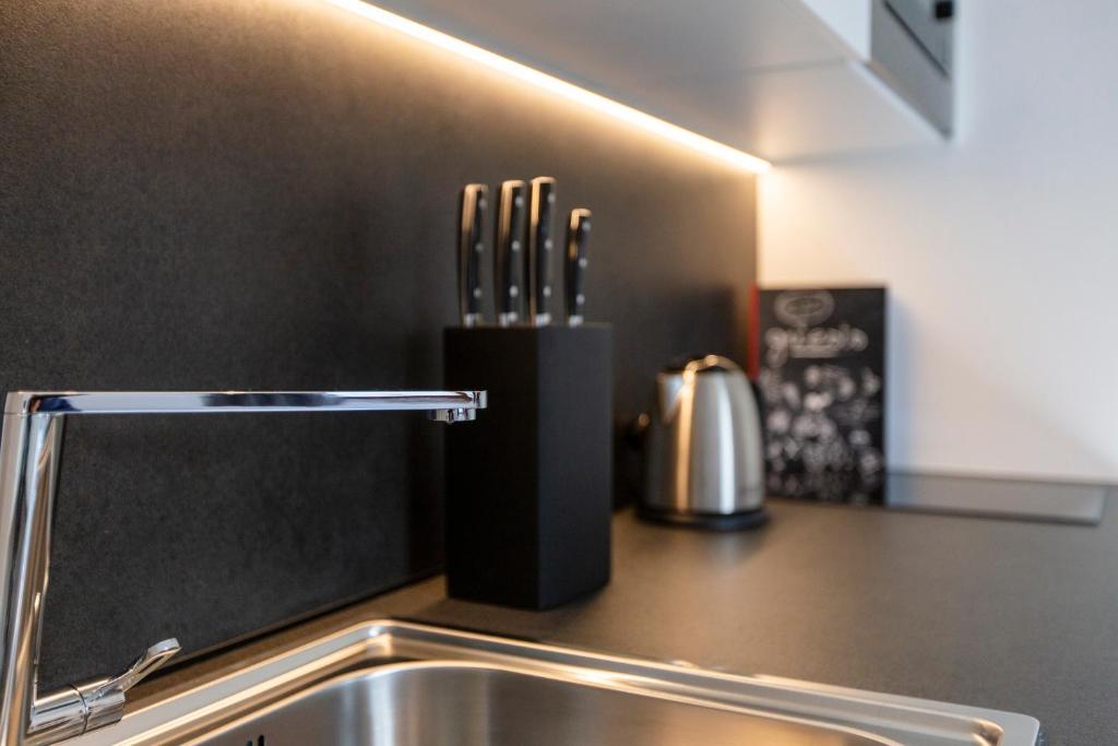 Kuchnia lub aneks kuchenny w obiekcie Modern studio apartment in the heart of Merano