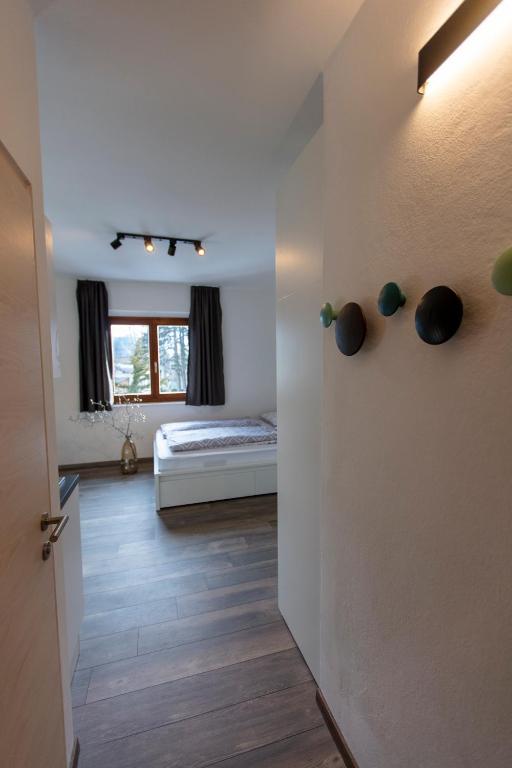 Pokój z sypialnią z łóżkiem i oknem w obiekcie Modern studio apartment in the heart of Merano w Meranie