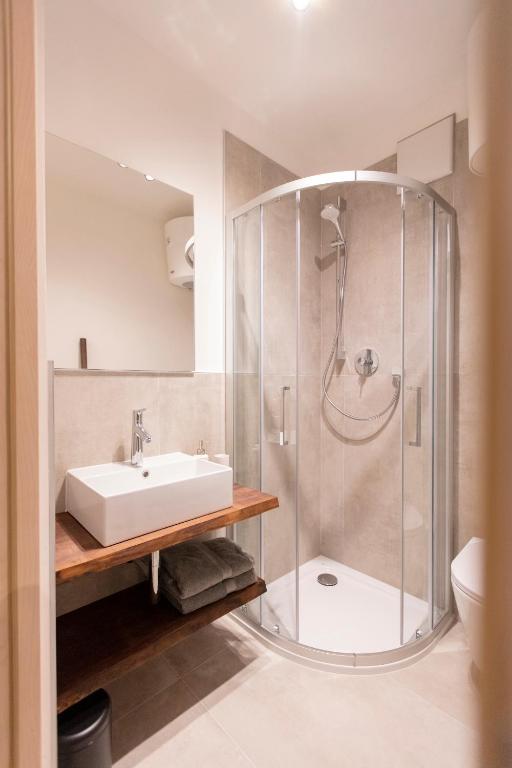 łazienka z umywalką i prysznicem w obiekcie Modern studio apartment in the heart of Merano w Meranie