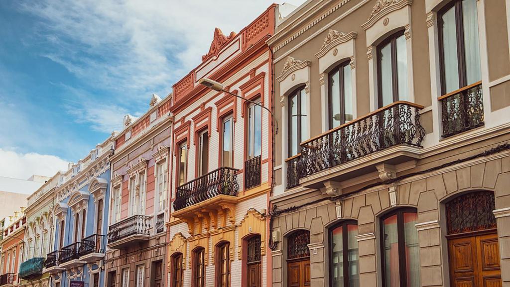 una fila de edificios con balcones en una calle en Alma Canaria Rooms, en Las Palmas de Gran Canaria