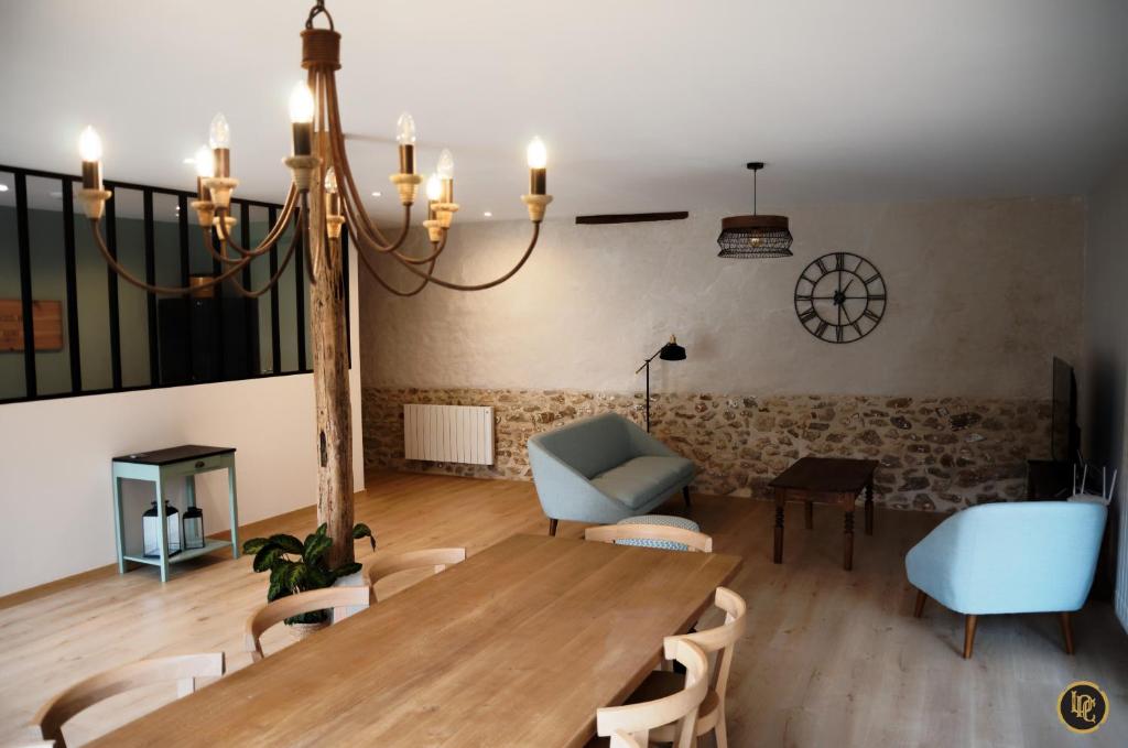 une salle à manger avec une table et une chaise bleue dans l'établissement Maison d'hôtes "La Pause Champenoise", à Champfleury